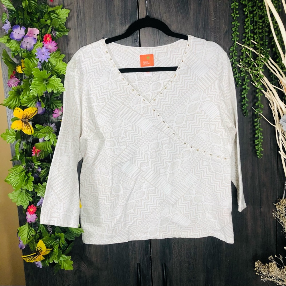 ,🌼3/$30🌼heart of palm Printed V Neck Top Size Large